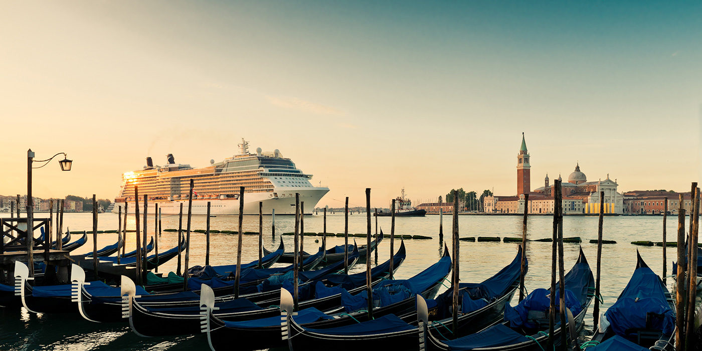 Cruise ship visiting Venuce